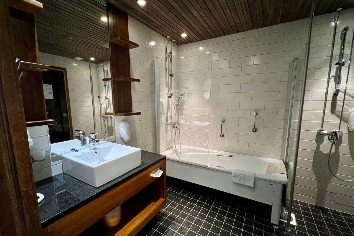 Santa's Hotel Tunturi Gielas Suite Bathroom