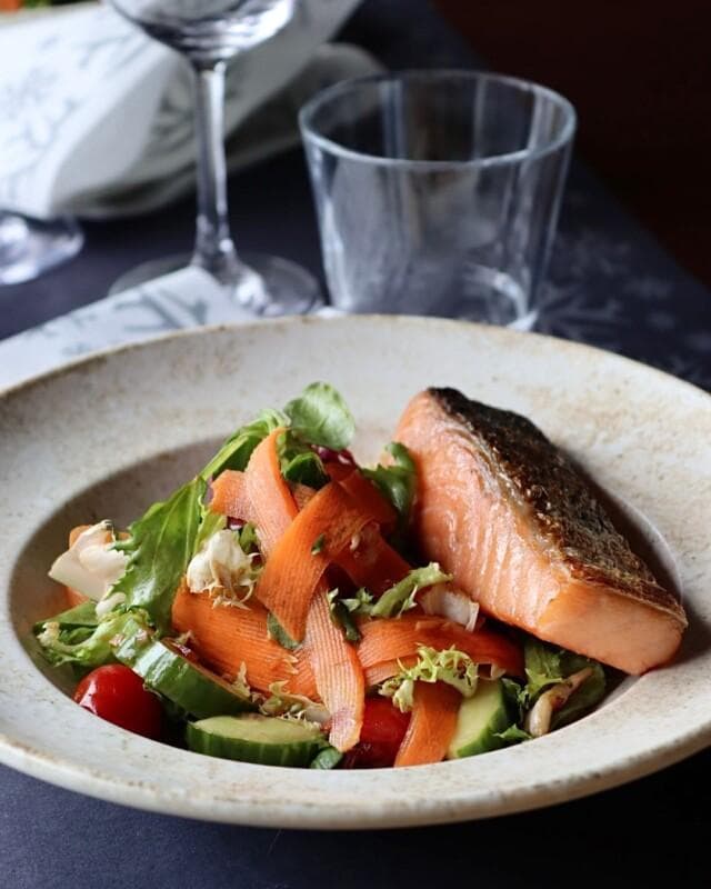Smoked salmon salad in cafe & bar zoomit