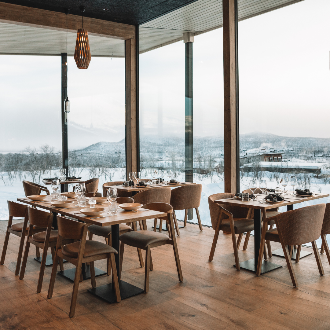 Ravintola Rakan lasi-seinien läpi tunturimaisema tulee osaksi unohtumatonta ravintolaelämystä