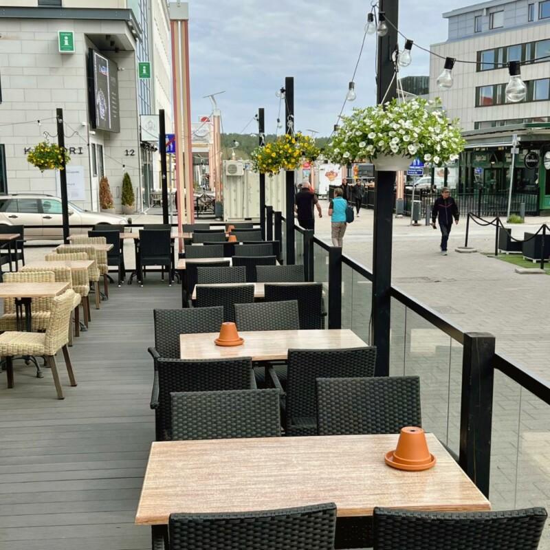 Cafe&Bar Zoomitin terassilla viihdyt Rovaniemen kesässä