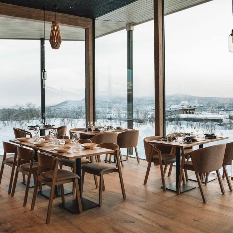 Lattiasta kattoon ulottuvat ikkunat avaavat upeat Kilpisjärven tunturimaisemat Hotel Rakan vieraille sekä ravintolassa että hotellihuoneissa ja huoneistoissa