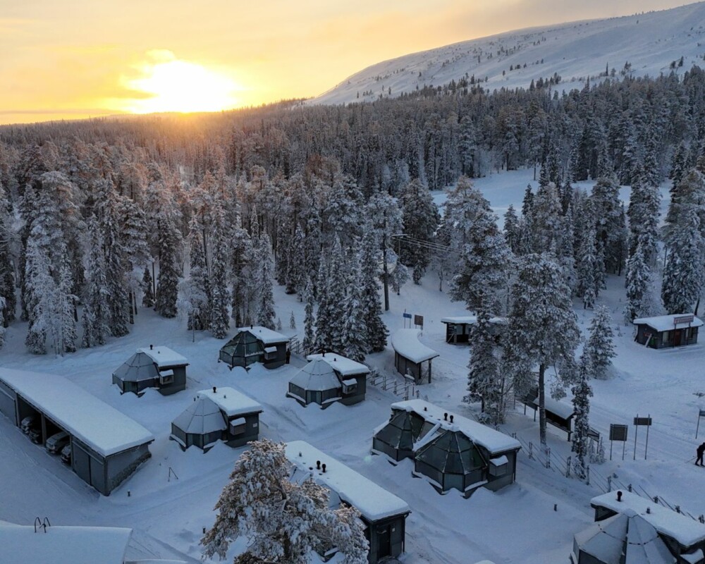 Santa's Hotel Aurora & Igloos Luostolla