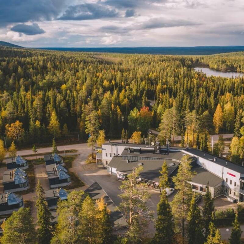 Santa's Hotel Aurora sijaitsee kasallispuiston syleilyssä