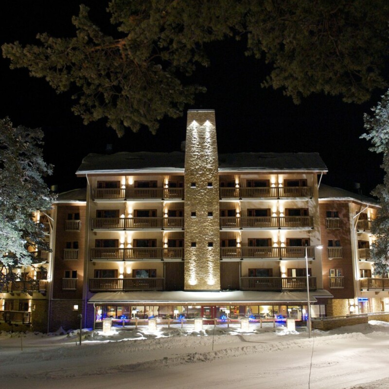 Santa's Hotel Tunturi on tunnelmallinen tunturihotelli kansallispuiston kupeessa Saariselällä