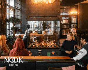 vieraita nook loungessa takan ääressä nauttimassa