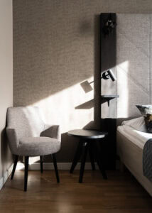 Aurinko paistaa hotellihuoneeseen