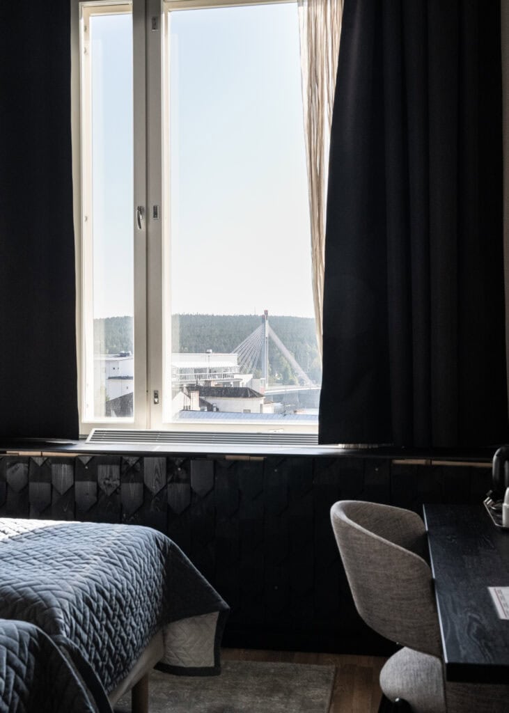 Hotellihuoneen ikkunasta näkyy Jätkänkynttilän silta