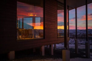 Maisemaravintola ulkoa auringonlaskun aikaan