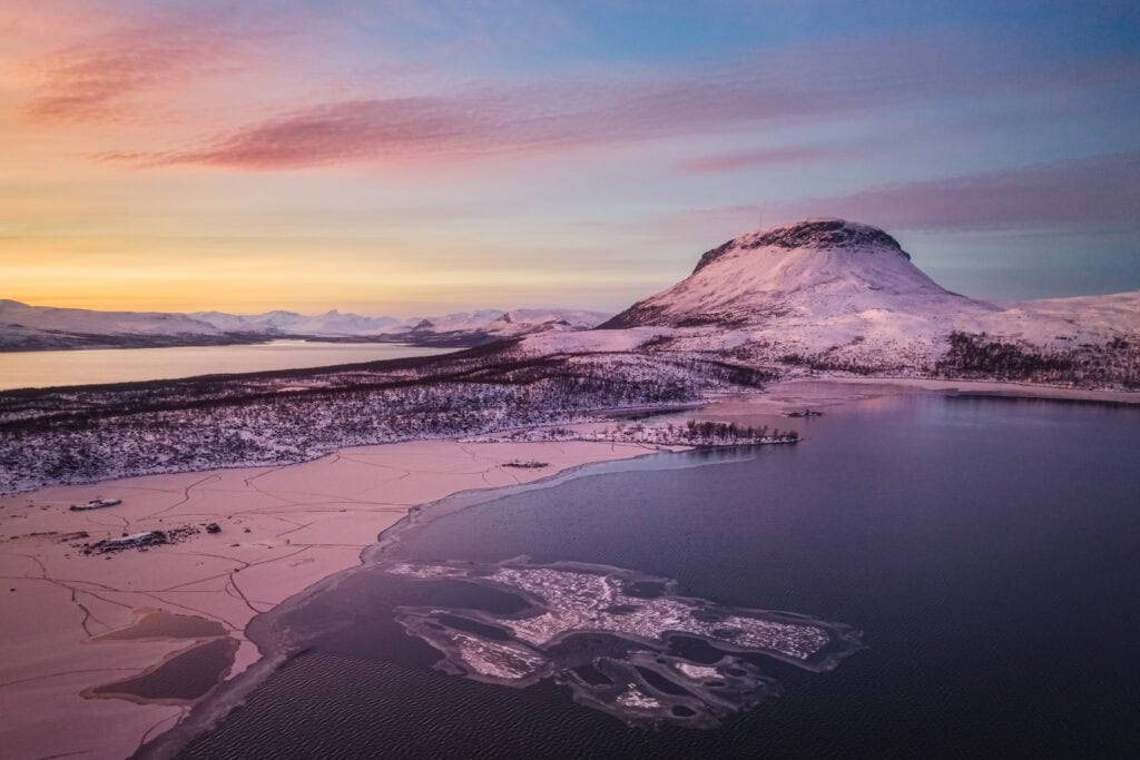 Luminen Kilpisjärven maisema auringonlaskun aikaan