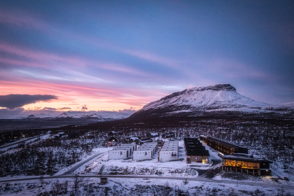Ilmakuva Rakasta ja Saana-tunturista auringonlaskun aikaan