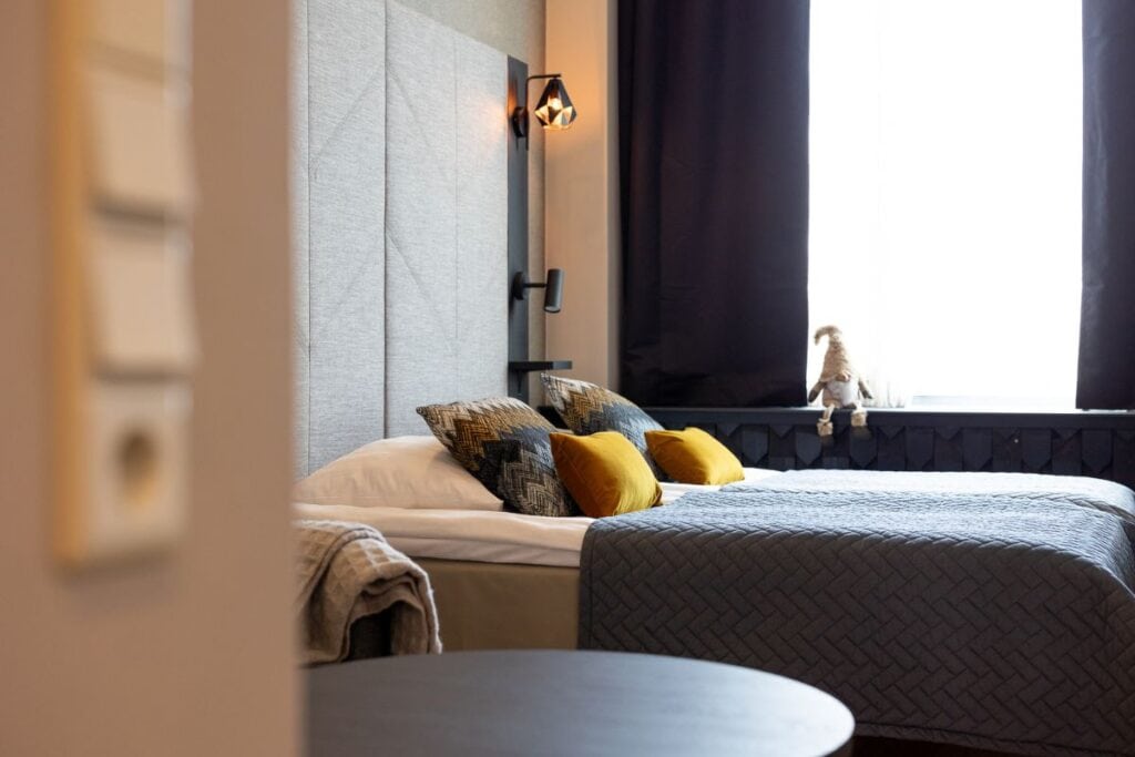 Hotellihuoneen sängyt ja Seppo-tonttu