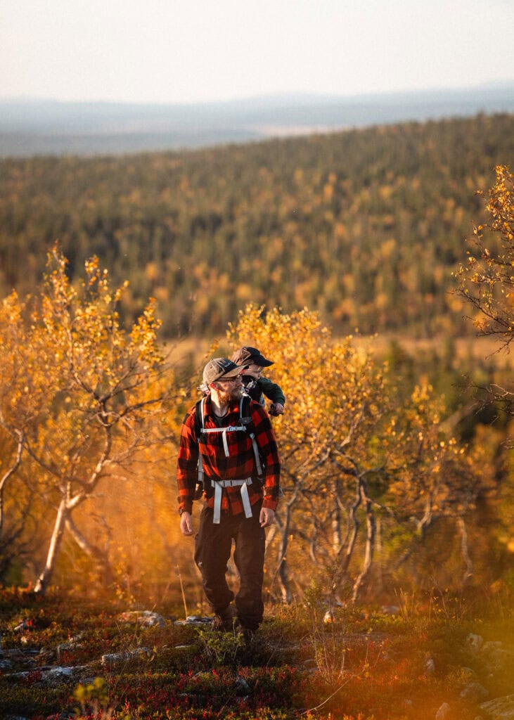 Isä ja poika kantorepussa ruskaretkellä
