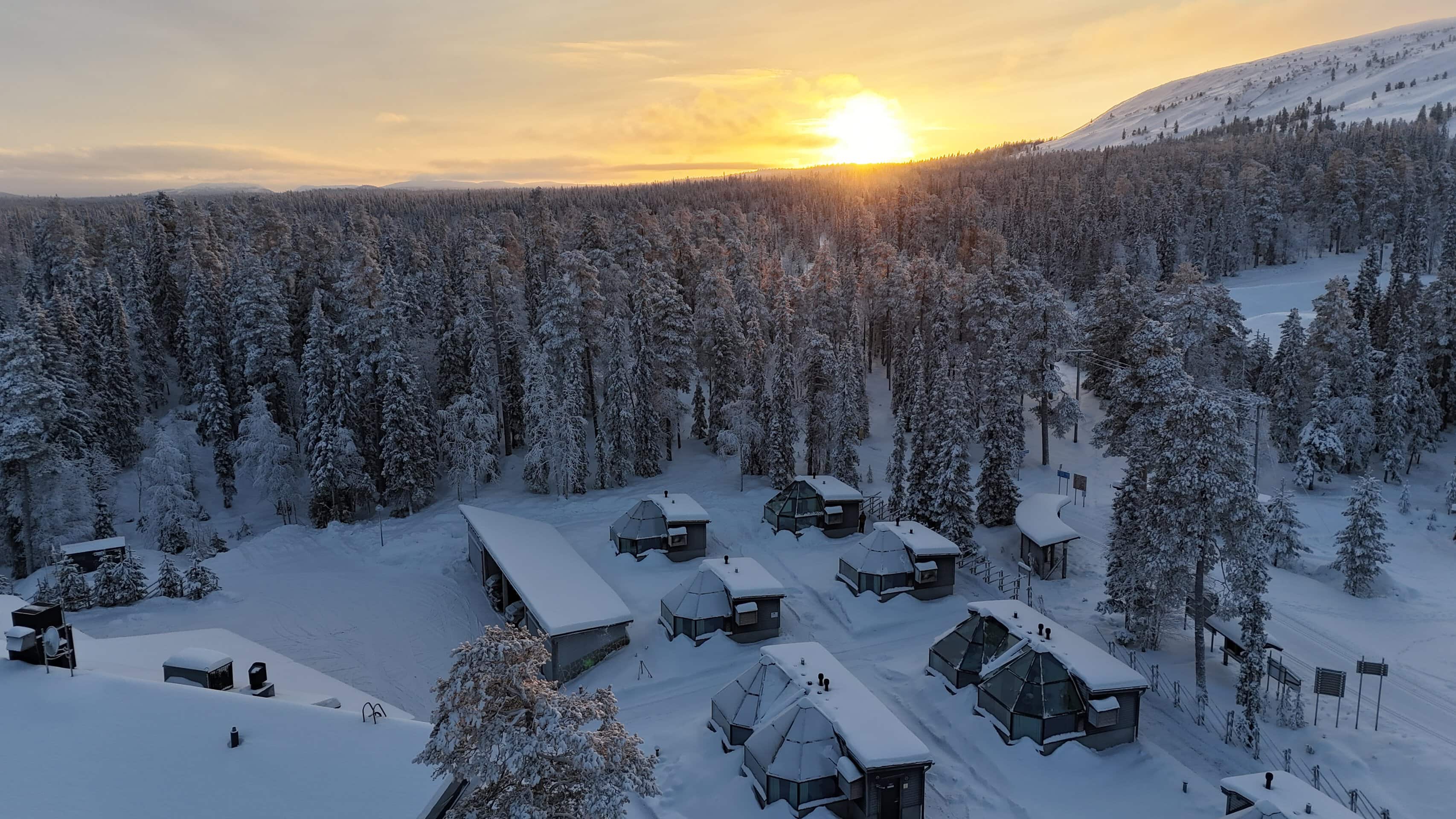 Talvinen auringonpaiste ja lasi-iglut