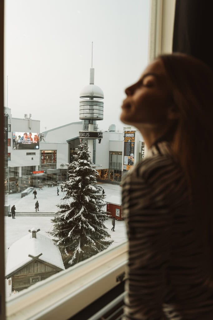 Nainen katsoo huoneen ikkunasta Lordin aukiolle