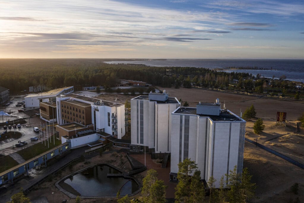 Ilmakuva hotellista ja ympäröivistä maisemista