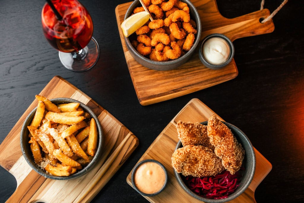 Bar snacks-listan ranskalaisia, rapeaa kanaa ja katkarapuja Nook Loungessa
