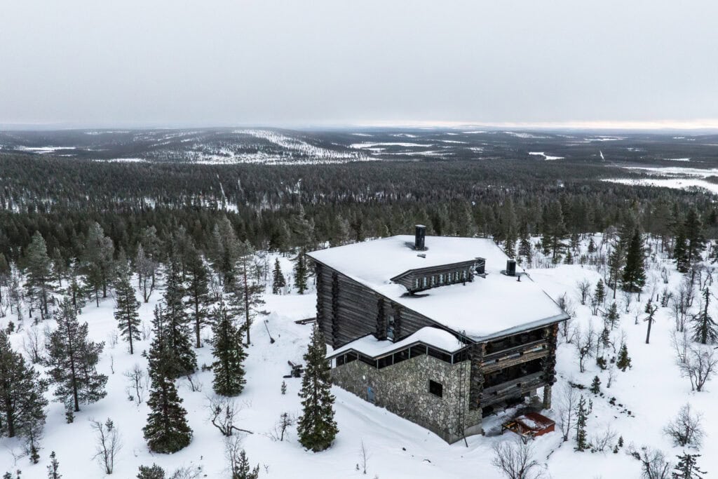 Talvinen ulkokuva Villa Laavusta ja maisemista