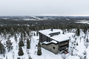 Talvinen ulkokuva Villa Laavusta ja maisemista