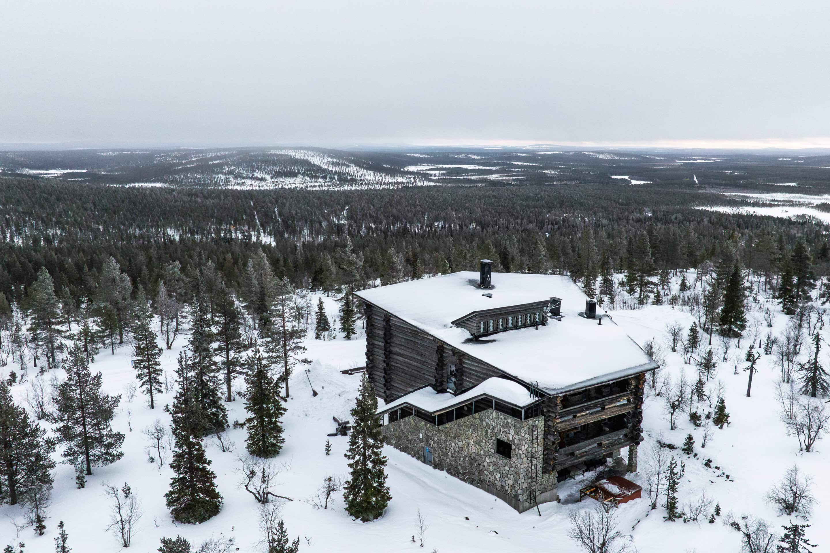Talvinen ulkokuva Villa Laavusta ja maisemista