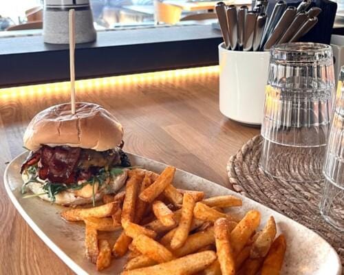 Pekoniburger Hotelli Sanin Välkkeessä