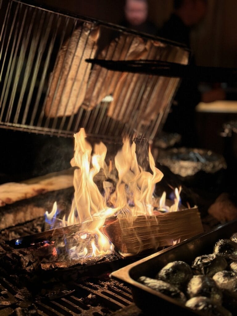Lohta paistumassa ritilällä