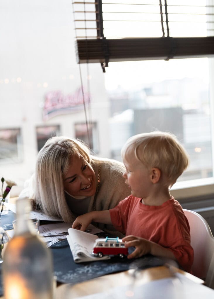 Äiti ja pieni lapsi ravintola Gaissassa