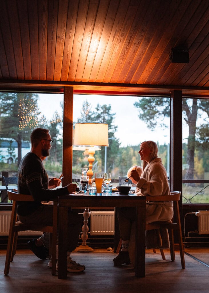 Perhe illallisella ravintola Kaltiossa