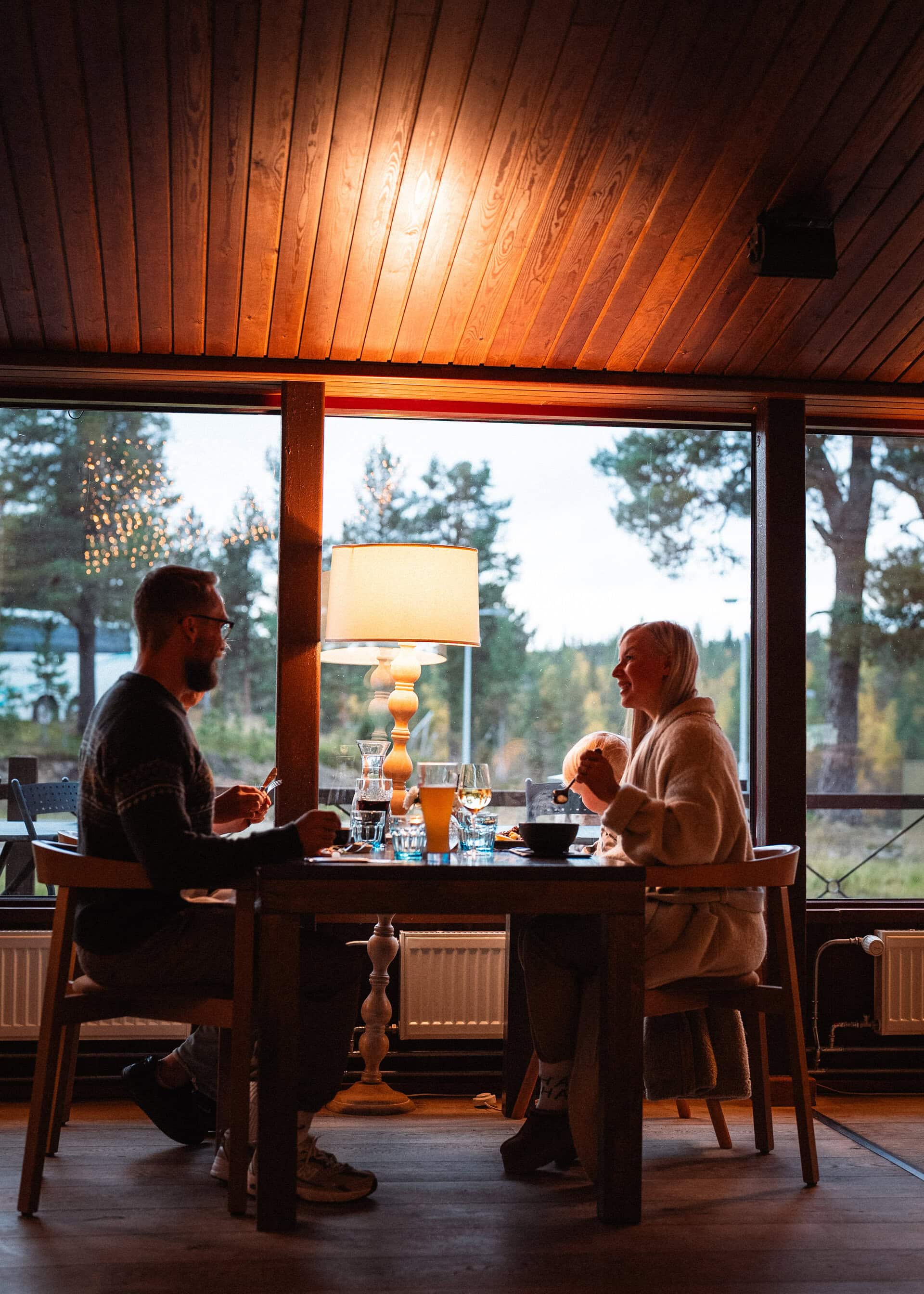 Perhe illallisella ravintola Kaltiossa