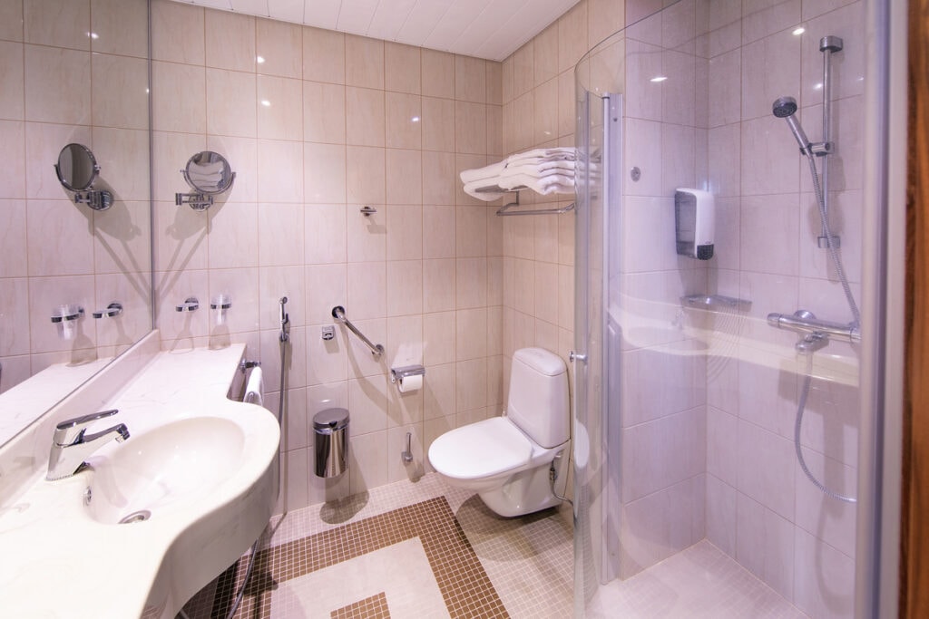 Sanin hotellihuoneen kylpyhuone