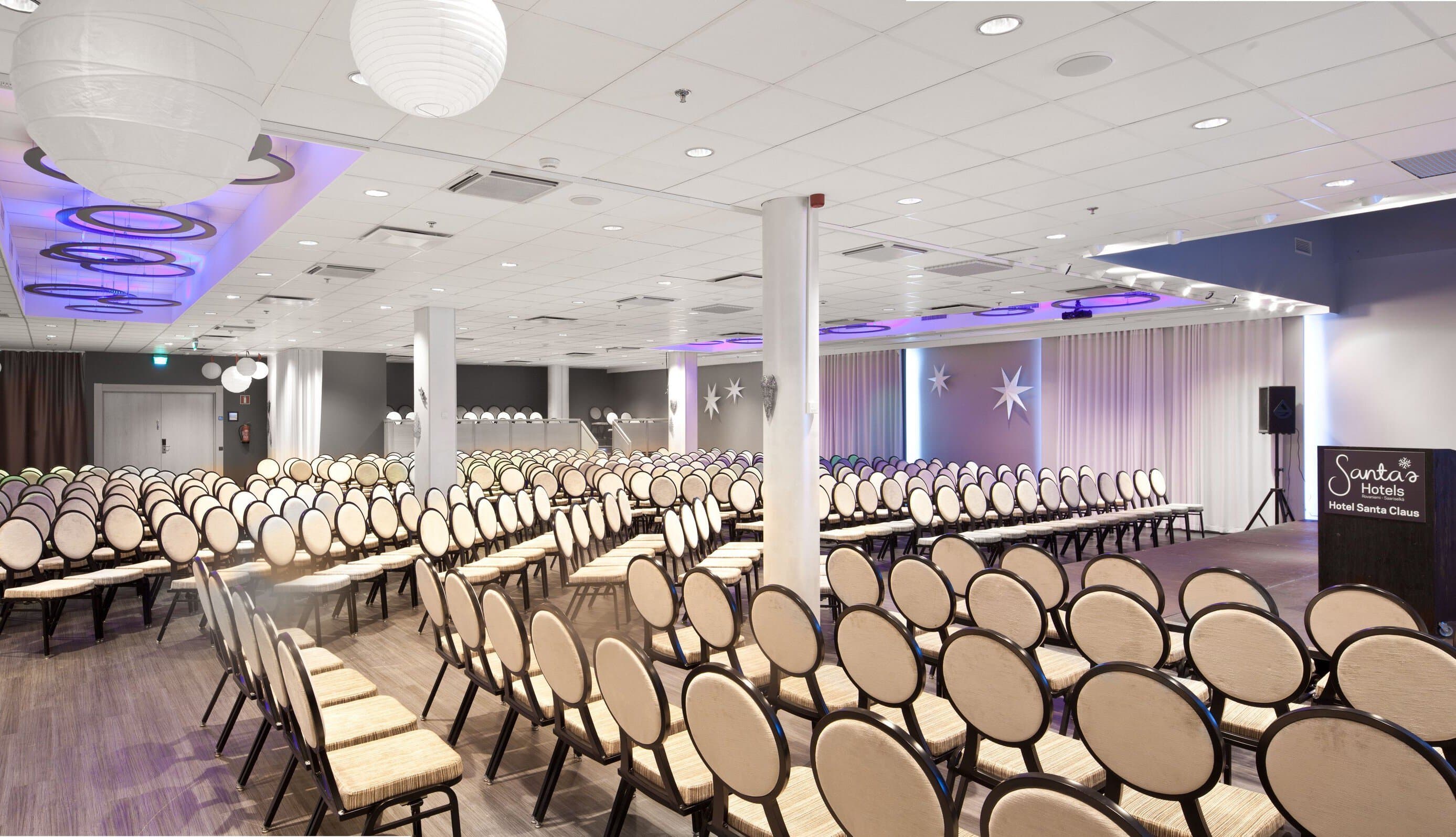 Kirnu-kokoustila teatterimuodossa