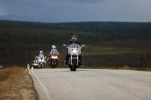 Moottoripyöräilijöitä tunturissa