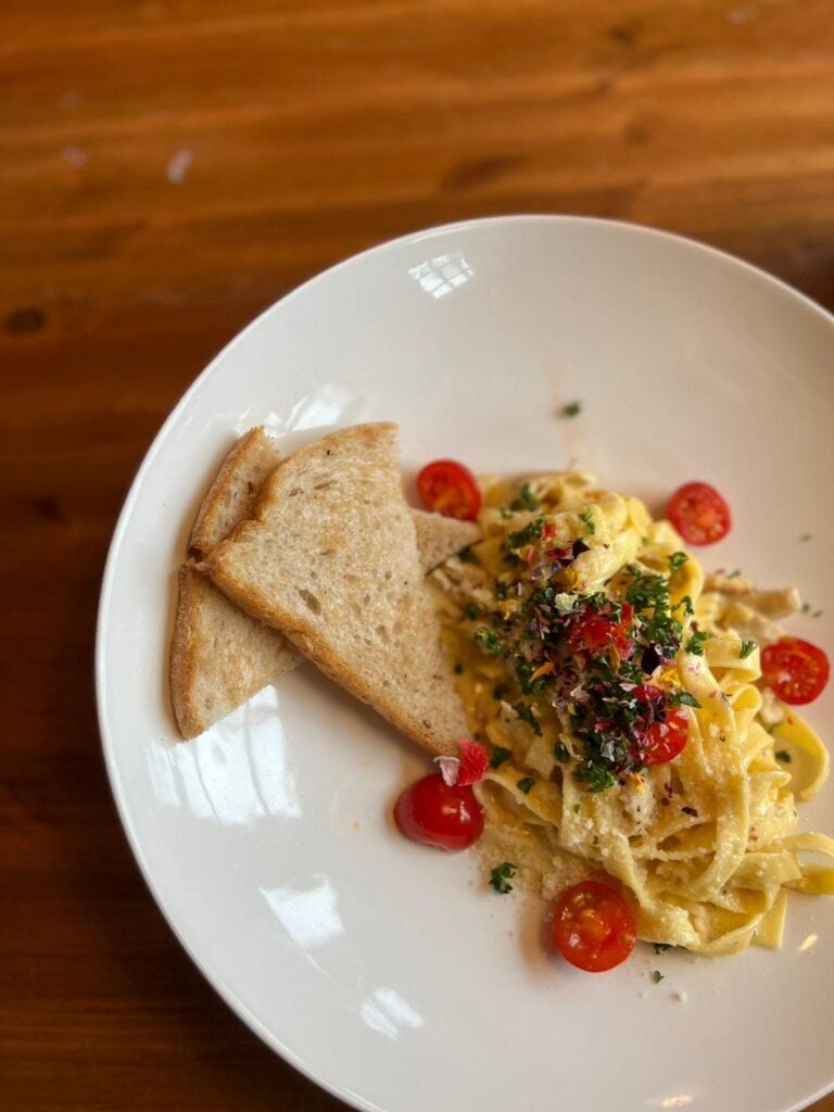 pasta-annos tomaateilla ja leivällä