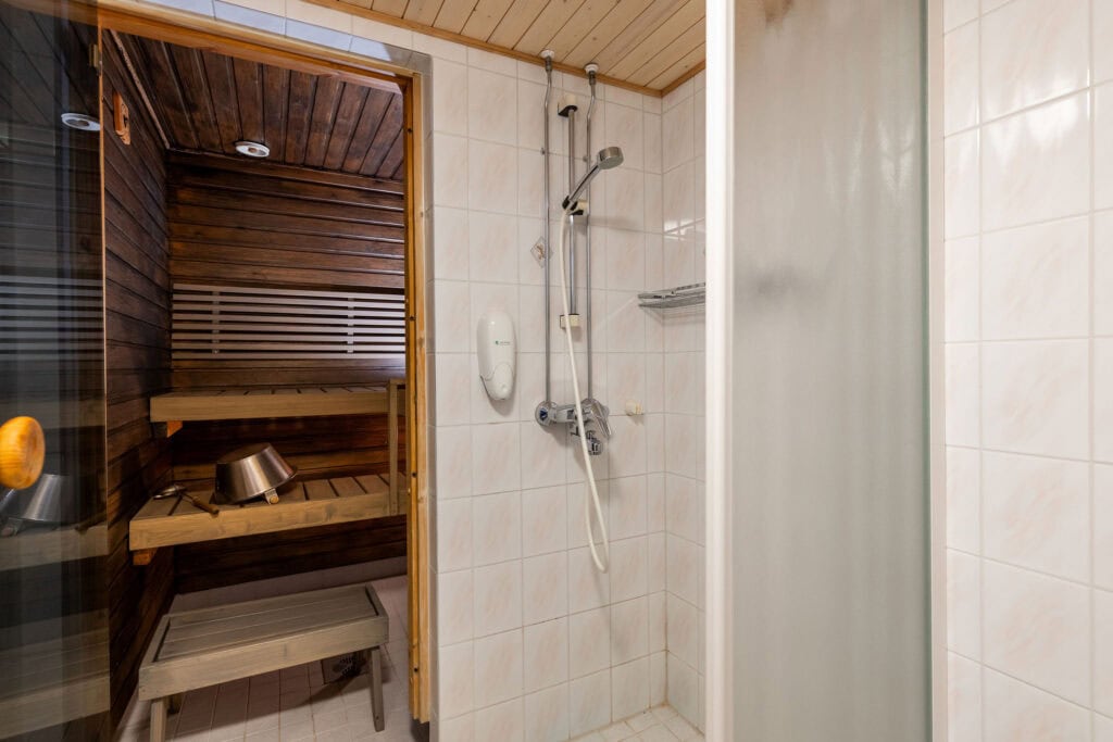 Saunallisen kahden hengen huoneiston suihku ja sauna