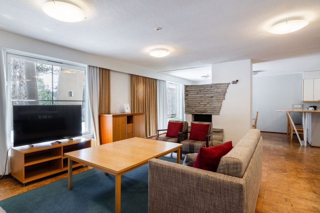 Tunturin viiden makuuhuoneen huoneiston olohuone