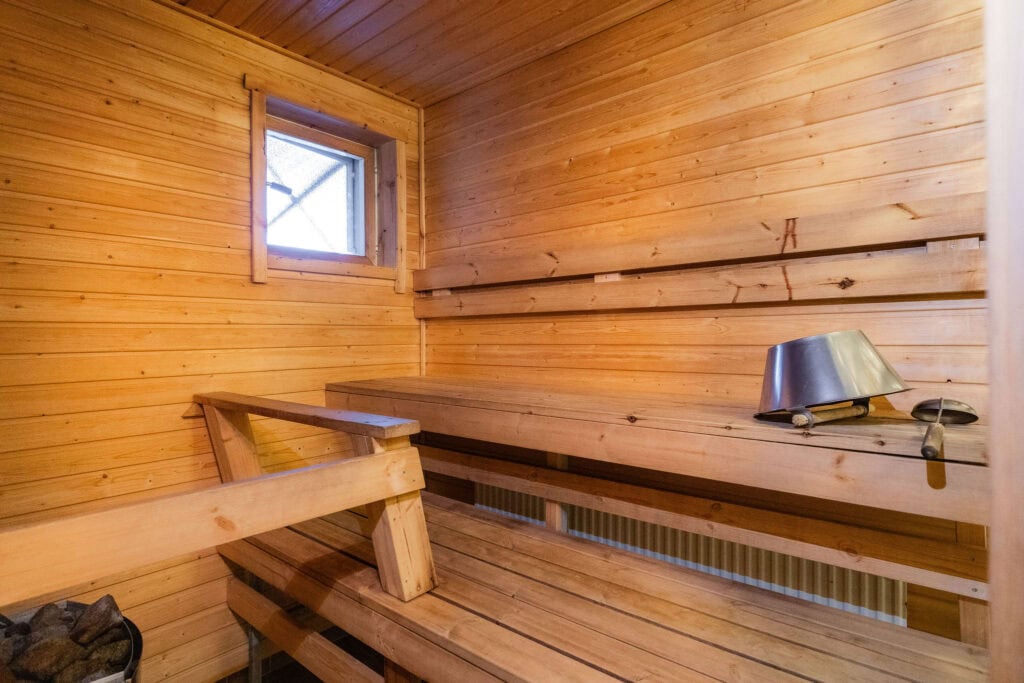 Tunturin viiden makuuhuoneen huoneiston sauna