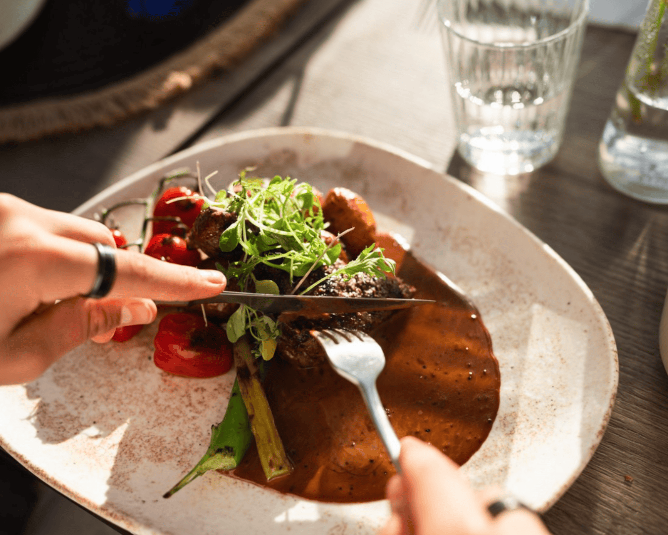 Pippuripihviannos lautasella ravintola Välkkeessä